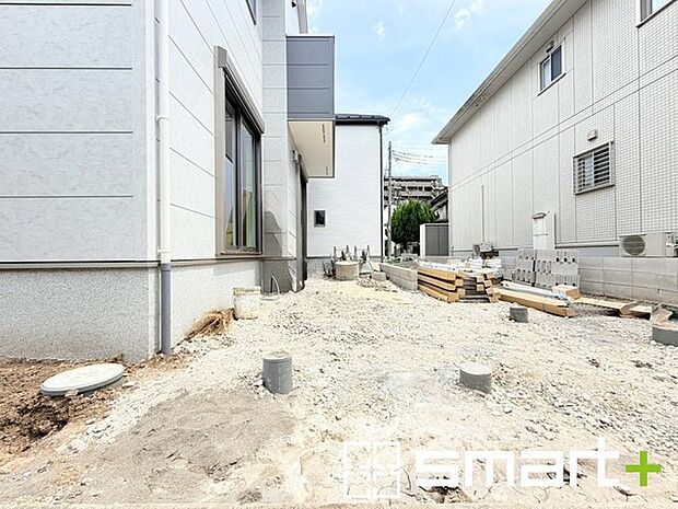 ~ゆとりあるカースペース~ ・セカンドカーや来客時にも困らないカースペース。自転車やバイク、物置などもおける余裕の広さです。 ・カーポートなどのオプションもお気軽にご相談くださいませ。