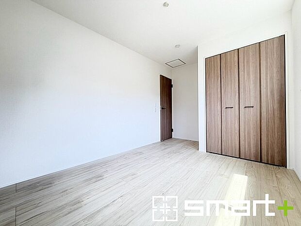 ~2面採光の明るいお部屋~ ・洋室は2面採光とする事で穏やかな陽の入る明るい空間となっております。 ・くつろぎのプライベート時間を明るい空間で穏やかにお過ごしいただけます。