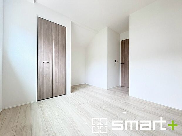 ~収納豊富な洋室~ ・各居室に備え付けの収納をご用意。タンスなどを置く場合と比べ出っ張らないので部屋の中を有効のご活用いただけます。 ・収納の広さなどぜひ現地でご確認くださいませ。