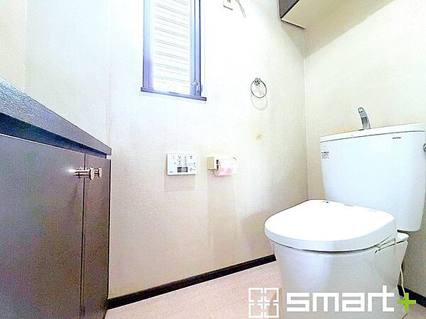 ～やはり便利なタンク式トイレ～ ・最近はタンクレストイレもございますが、タンク式の場合は停電時もお水を流すことが可能。 ・故障時なども比較的費用が安くなるなど、メリットが多くなります。