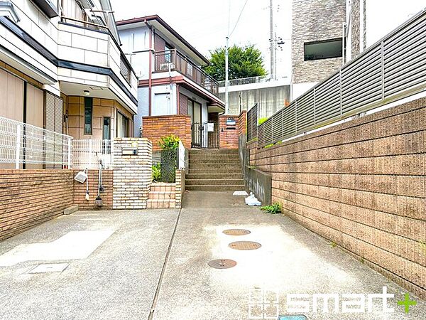 ～駐車場は2台分ご用意～ ・駐車場は2台分ございますので、車通勤の方や複数台お持ちの方にもお勧めのお住まいです。 ・カーポートなどのオプションもお気軽にご相談くださいませ。