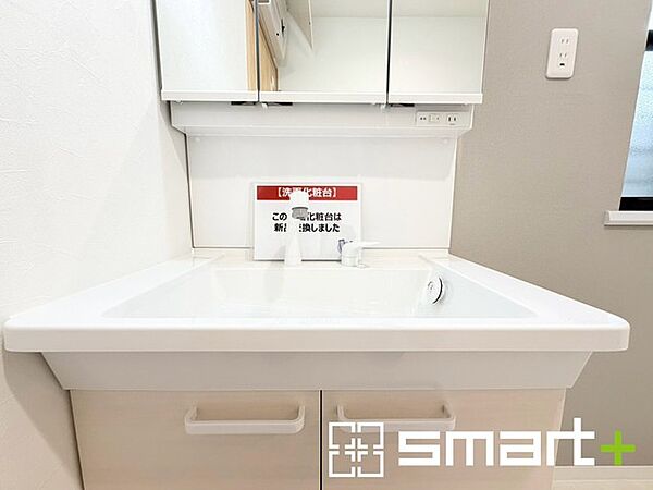 ～シャワー付き洗面台を採用～ ・洗面台の蛇口がホースで伸びシャワーとしてご利用可能。 ・朝の寝ぐせ直しなどにシャワーを使いたい時、洗面台の掃除をする際にも便利にお使いいただけます。