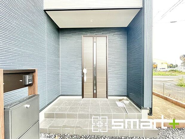 ~お住まいの顔「玄関」~ ・玄関ドアの上にはもちろん軒がございますので、雨の日でも濡れずに鍵の開閉が可能です。 ・鍵は防犯性に優れたディンプルキーを採用。