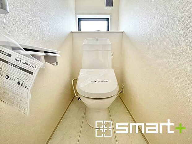 ~小窓付きの明るいトイレ~ ・使用後や掃除の際には新鮮な空気を取り込み換気ができます。 ・背面のスペースにちょっとした棚を設置すれば、トイレットペーパーのストックなども置けますね。