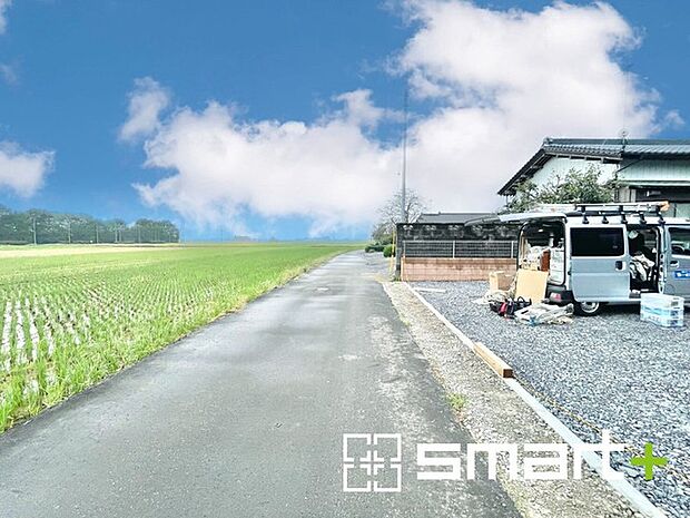 ~閑静な住宅街の立地~ ・周辺は閑静な住宅街となっておりますので、静かな暮らしをご実現いただけます。 ・前面道路の交通量も多くないので、小さなお子様がいるご家庭でもご安心ですね。