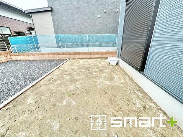 ~お庭もある余裕の敷地~ ・広々した敷地にはお庭もご用意。お庭があるだけで余裕を感じますね。 ・防草シートや人工芝の敷設などのオプションもお気軽にご相談くださいませ。
