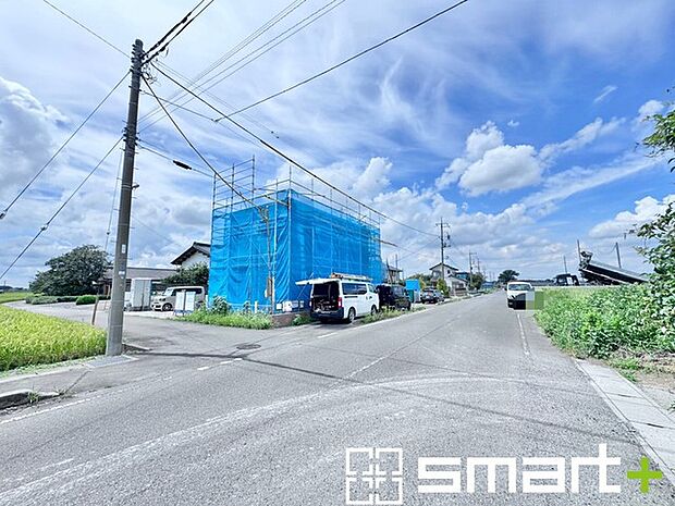 ~開放感ある角地のお住まい~ ・2方向が空く事で開放感のある角地に位置しております。 ・窮屈な感じが無く、ゆったりと暮らせるこの魅力をぜひ現地でご体感くださいませ。