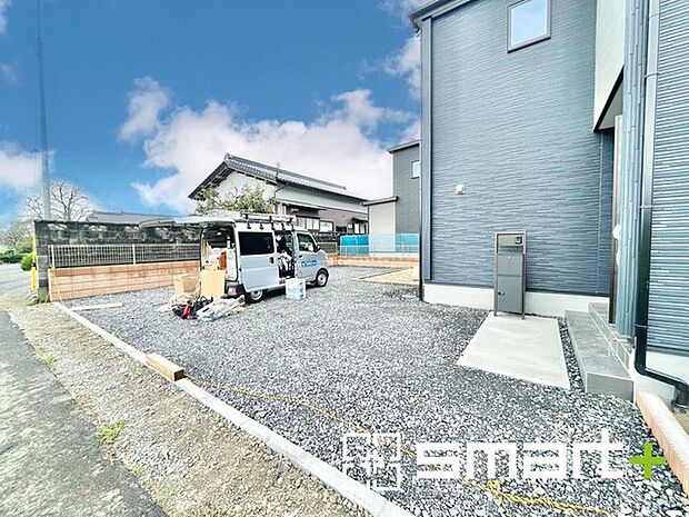 ~ゆとりあるカースペース~ ・セカンドカーや来客時にも困らないカースペース3台分。物置や駐輪スペースなどにも利用できますね。 ・カーポートなどのオプションもお気軽にご相談くださいませ。