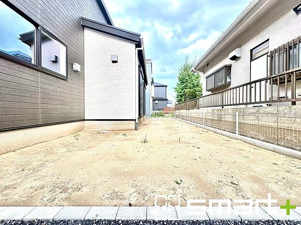 ~お庭もある余裕の敷地~ ・広々した敷地にはお庭もご用意。お庭があるだけで余裕を感じますね。 ・防草シートや人工芝の敷設などのオプションもお気軽にご相談くださいませ。