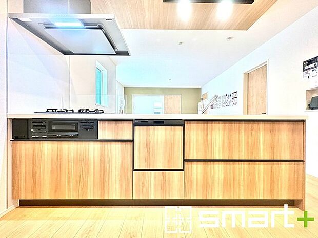 ~使い勝手の良いシステムキッチン~ ・料理がしやすい設計のキッチンでお料理もはかどりますね。 ・もちろんキッチン下部は収納になっておりますので、フライパンなども収納可能です。