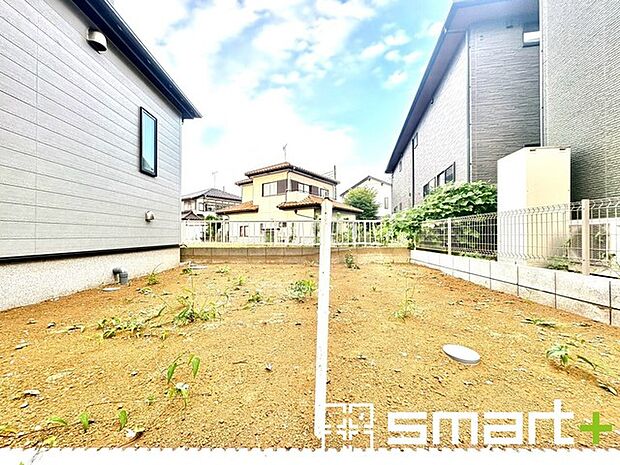 ~お庭もある余裕の敷地~ ・広々した敷地にはお庭もご用意。お庭があるだけで余裕を感じますね。 ・防草シートや人工芝の敷設などのオプションもお気軽にご相談くださいませ。