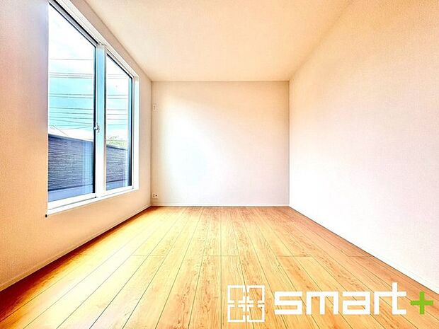 ~明るく暖かな光が差し込む洋室~ ・大きな窓からたっぷりの光が舞い込み、お部屋全体を優しく包み込んでくれます。 ・収納付きなので整理整頓しやすく、生活空間が広がりますね。