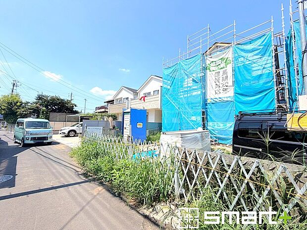 ~閑静な住宅街の立地~ ・周辺は閑静な住宅街となっておりますので、静かな暮らしをご実現いただけます。 ・前面道路の交通量も多くないので、小さなお子様がいるご家庭でもご安心ですね。