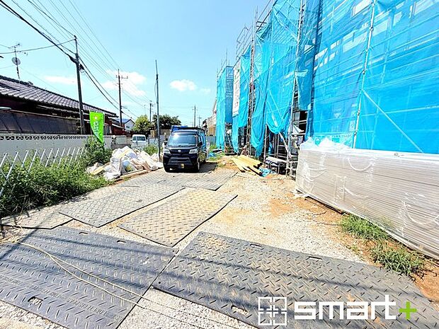 ~ベタ基礎でしっかりとした土台~ ・コンクリートの中に鉄筋を配し強度を高めた「ベタ基礎」を採用。 ・しっかりとした土台を造ったうえで、その上に建物が築造されていきます。