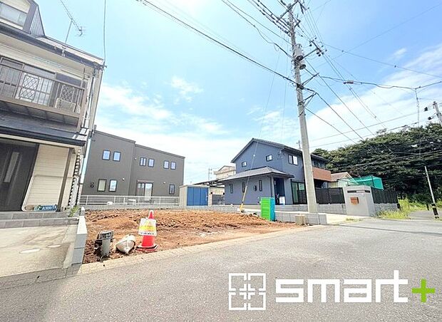 ~十分な広さのある前面道路~ ・前面道路は約4mございますので、お車でのすれ違いも可能で余計なストレスがかかりません。 ・日々お車での移動が多い方には大切なポイントですね。