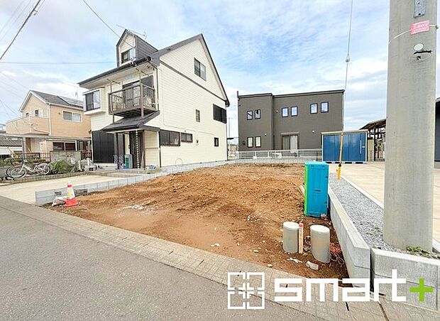 ~ベタ基礎でしっかりとした土台~ ・コンクリートの中に鉄筋を配し強度を高めた「ベタ基礎」を採用。 ・しっかりとした土台を造ったうえで、その上に建物が築造されていきます。