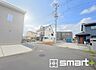 外観：～閑静な住宅街の立地～ ・周辺は閑静な住宅街となっておりますので、静かな暮らしをご実現いただけます。 ・前面道路の交通量も多くないので、小さなお子様がいるご家庭でもご安心ですね。 