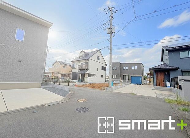 ~閑静な住宅街の立地~ ・周辺は閑静な住宅街となっておりますので、静かな暮らしをご実現いただけます。 ・前面道路の交通量も多くないので、小さなお子様がいるご家庭でもご安心ですね。