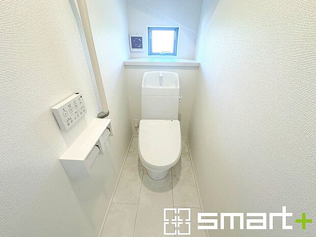 ~やはり便利なタンク式トイレ~ ・最近はタンクレストイレもございますが、タンク式の場合は停電時もお水を流すことが可能。 ・故障時なども比較的費用が安くなるなど、メリットが多くなります。