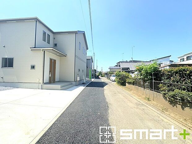 ~閑静な住宅街の立地~ ・周辺は閑静な住宅街となっておりますので、静かな暮らしをご実現いただけます。 ・前面道路の交通量も多くないので、小さなお子様がいるご家庭でもご安心ですね。