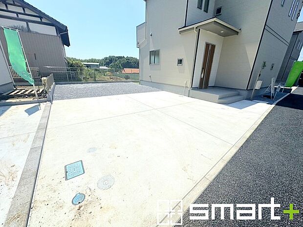 ~駐車場は2台分ご用意~ ・駐車場は2台分ございますので、車通勤の方や複数台お持ちの方にもお勧めのお住まいです。 ・カーポートなどのオプションもお気軽にご相談くださいませ。