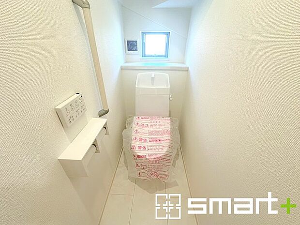 ~やはり便利なタンク式トイレ~ ・最近はタンクレストイレもございますが、タンク式の場合は停電時もお水を流すことが可能。 ・故障時なども比較的費用が安くなるなど、メリットが多くなります。