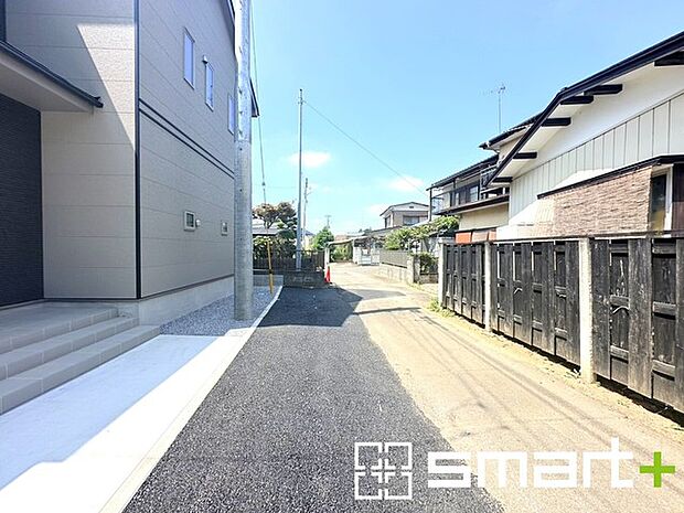 ~閑静な住宅街の立地~ ・周辺は閑静な住宅街となっておりますので、静かな暮らしをご実現いただけます。 ・前面道路の交通量も多くないので、小さなお子様がいるご家庭でもご安心ですね。