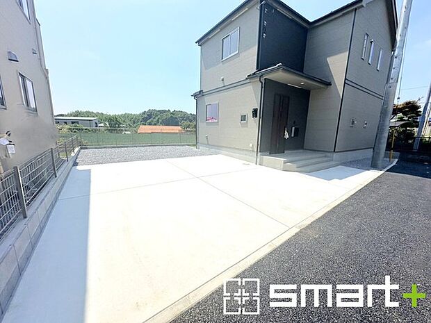 ~駐車場は2台分ご用意~ ・駐車場は2台分ございますので、車通勤の方や複数台お持ちの方にもお勧めのお住まいです。 ・カーポートなどのオプションもお気軽にご相談くださいませ。