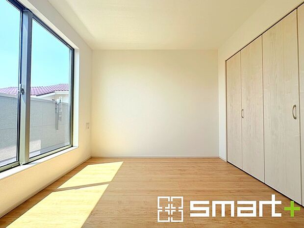 ~収納豊富な洋室~ ・各居室に備え付けの収納をご用意。タンスなどを置く場合と比べ出っ張らないので部屋の中を有効のご活用いただけます。 ・収納の広さなどぜひ現地でご確認くださいませ。