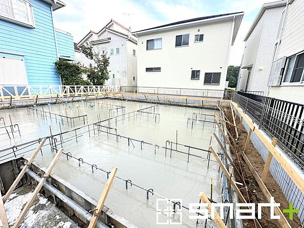 ~ベタ基礎でしっかりとした土台~ ・コンクリートの中に鉄筋を配し強度を高めた「ベタ基礎」を採用。 ・しっかりとした土台を造ったうえで、その上に建物が築造されていきます。
