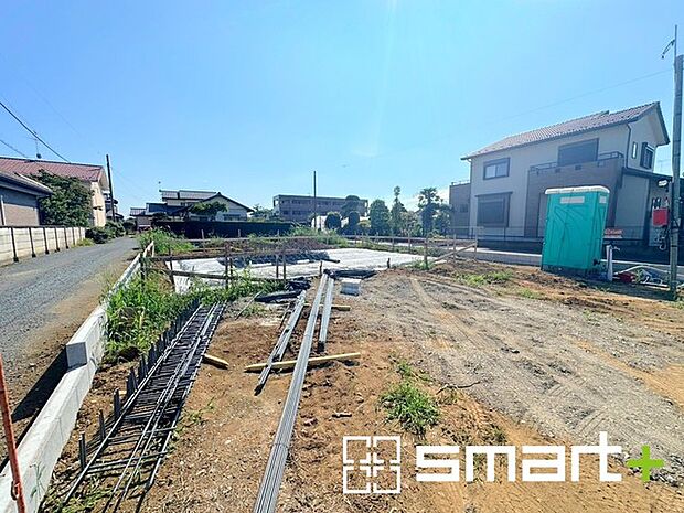 ~ベタ基礎でしっかりとした土台~ ・コンクリートの中に鉄筋を配し強度を高めた「ベタ基礎」を採用。 ・しっかりとした土台を造ったうえで、その上に建物が築造されていきます。