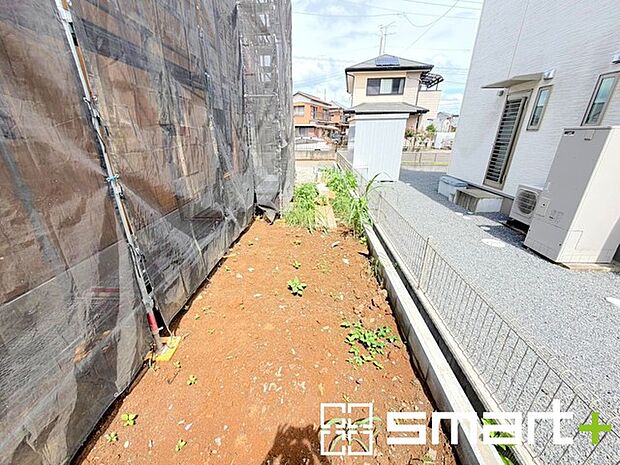 ~お庭もある余裕の敷地~ ・広々した敷地にはお庭もご用意。お庭があるだけで余裕を感じますね。 ・防草シートや人工芝の敷設などのオプションもお気軽にご相談くださいませ。