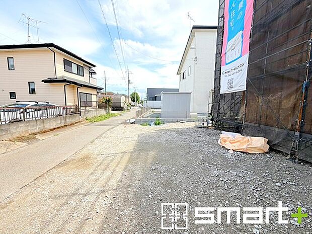 ~ゆとりあるカースペース~ ・セカンドカーや来客時にも困らないカースペースは並列駐車可能。自転車やバイク、物置などもおける余裕の広さ。 ・カーポートなどのオプションもお気軽にご相談くださいませ。