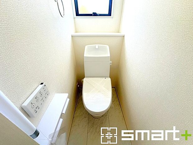 ～小窓付きの明るいトイレ～ ・使用後や掃除の際には新鮮な空気を取り込み換気ができます。 ・背面のスペースにちょっとした棚を設置すれば、トイレットペーパーのストックなども置けますね。 