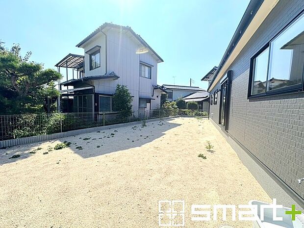～広々したお庭のある邸宅～ ・余裕の敷地には広いお庭もご用意。 ・ガーデニングや安らぎの空間として、倉庫を置いたりと様々な活用が可能です。 ・人工芝の敷設などもお気軽にご相談くださいませ。 