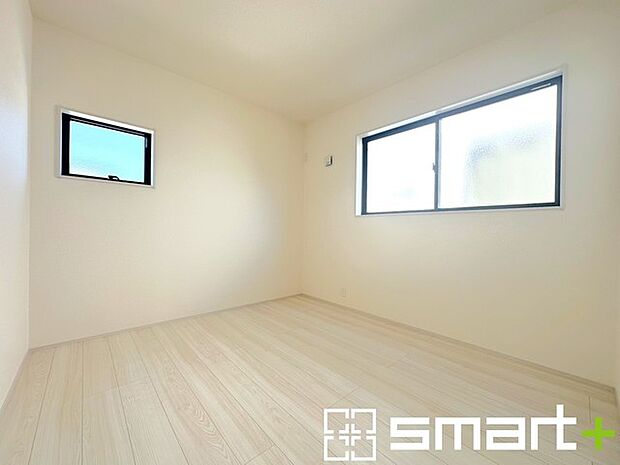 ～2面採光の明るいお部屋～ ・洋室は2面採光とする事で穏やかな陽の入る明るい空間となっております。 ・くつろぎのプライベート時間を明るい空間で穏やかにお過ごしいただけます。 