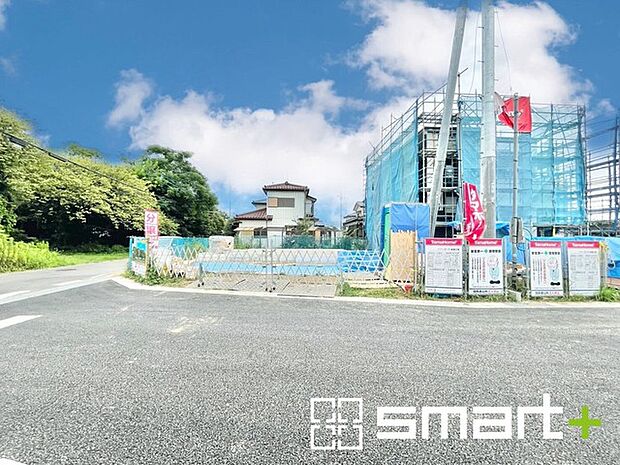 ~開放感ある角地のお住まい~ ・2方向が空く事で開放感のある角地に位置しております。 ・窮屈な感じが無く、ゆったりと暮らせるこの魅力をぜひ現地でご体感くださいませ。