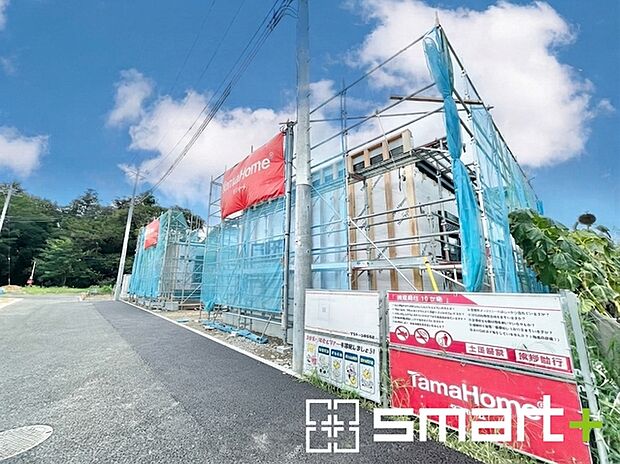 ~十分な広さのある前面道路~ ・前面道路は約6mございますので、お車でのすれ違いも楽々で余計なストレスがかかりません。 ・日々お車での移動が多い方には大切なポイントですね。