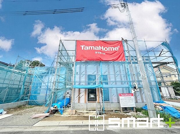~ベタ基礎でしっかりとした土台~ ・コンクリートの中に鉄筋を配し強度を高めた「ベタ基礎」を採用。 ・しっかりとした土台を造ったうえで、その上に建物が築造されていきます。