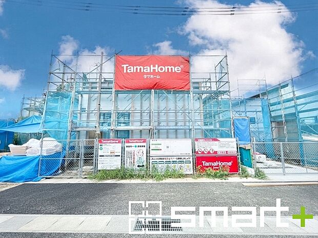 ~閑静な住宅街の立地~ ・周辺は閑静な住宅街となっておりますので、静かな暮らしをご実現いただけます。 ・前面道路の交通量も多くないので、小さなお子様がいるご家庭でもご安心ですね。