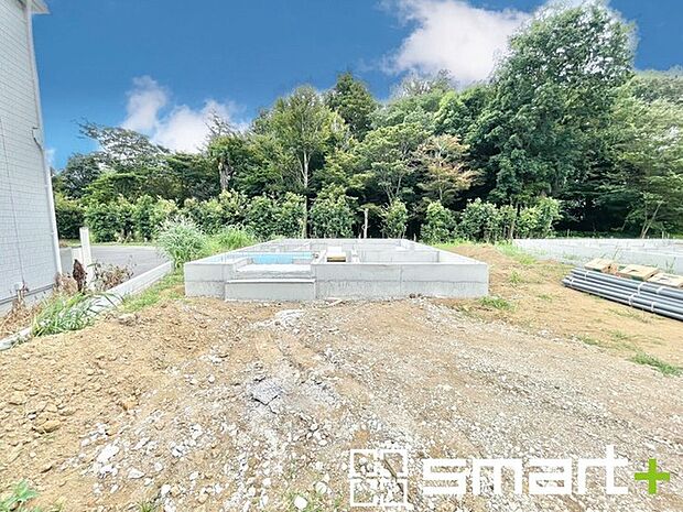 ～閑静な住宅街の立地～ ・周辺は閑静な住宅街となっておりますので、静かな暮らしをご実現いただけます。 ・前面道路の交通量も多くないので、小さなお子様がいるご家庭でもご安心ですね。 