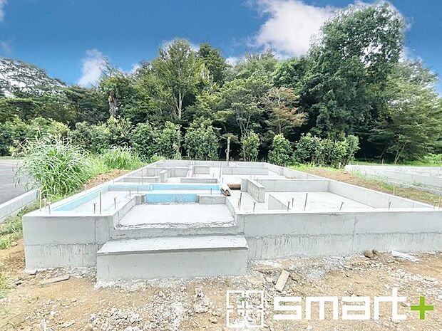 ～ベタ基礎でしっかりとした土台～ ・コンクリートの中に鉄筋を配し強度を高めた「ベタ基礎」を採用。 ・しっかりとした土台を造ったうえで、その上に建物が築造されていきます。 