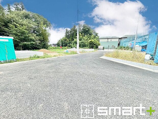 ~閑静な住宅街の立地~ ・周辺は閑静な住宅街となっておりますので、静かな暮らしをご実現いただけます。 ・前面道路の交通量も多くないので、小さなお子様がいるご家庭でもご安心ですね。