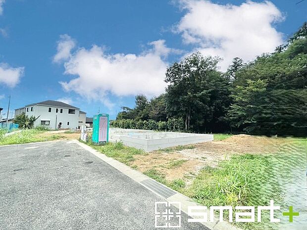 ~閑静な住宅街の立地~ ・周辺は閑静な住宅街となっておりますので、静かな暮らしをご実現いただけます。 ・前面道路の交通量も多くないので、小さなお子様がいるご家庭でもご安心ですね。