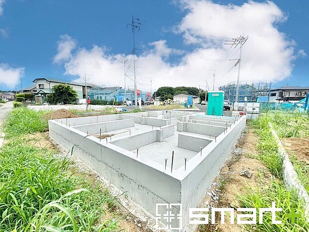 ~ベタ基礎でしっかりとした土台~ ・コンクリートの中に鉄筋を配し強度を高めた「ベタ基礎」を採用。 ・しっかりとした土台を造ったうえで、その上に建物が築造されていきます。