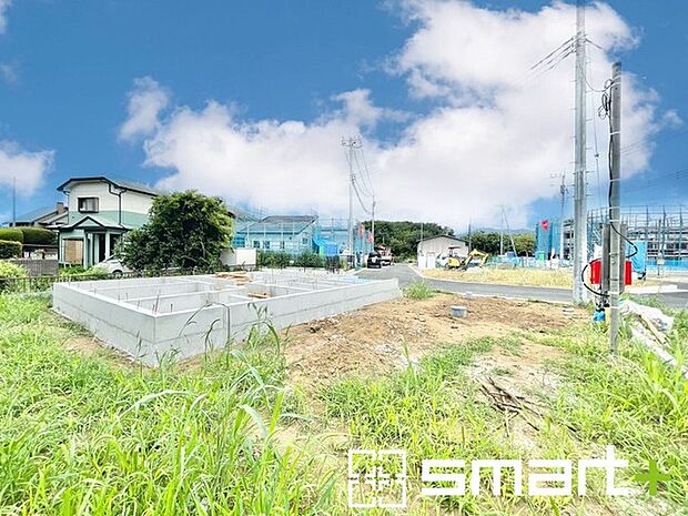 ～ベタ基礎でしっかりとした土台～ ・コンクリートの中に鉄筋を配し強度を高めた「ベタ基礎」を採用。 ・しっかりとした土台を造ったうえで、その上に建物が築造されていきます。 