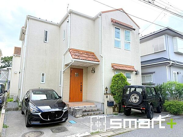 ～ゆとりあるカースペース～ ・セカンドカーや来客時にも困らないカースペース2台分。自転車やバイク、物置などもおける余裕の広さです。 ・カーポートなどのオプションもお気軽にご相談くださいませ。