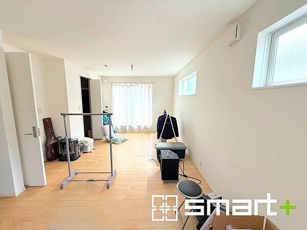 ～間取り変更も可能な洋室～ ・将来こども部屋として1部屋を2部屋にできるフレキシブルルーム13.8帖。 ・ウォークインクローゼット付なのでお洋服や小物類などもスッキリ片付けられます。