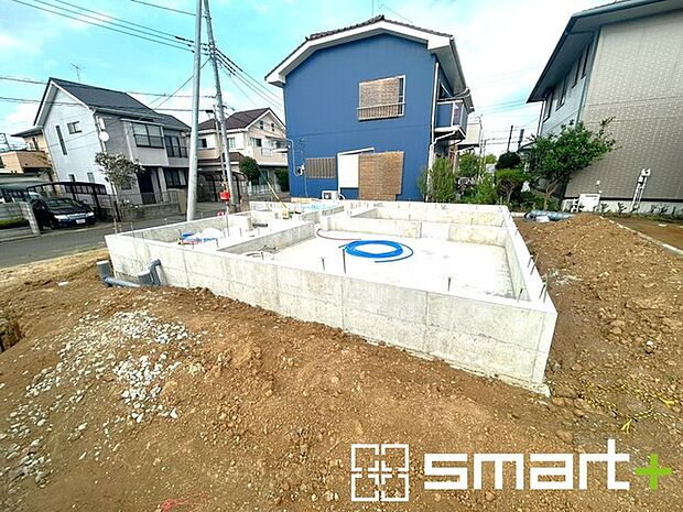 ~ベタ基礎でしっかりとした土台~ ・コンクリートの中に鉄筋を配し強度を高めた「ベタ基礎」を採用。 ・しっかりとした土台を造ったうえで、その上に建物が築造されていきます。