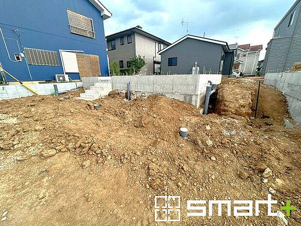 ~十分な広さのある前面道路~ ・前面道路は約5mございますので、お車でのすれ違いも楽々で余計なストレスがかかりません。 ・日々お車での移動が多い方には大切なポイントですね。
